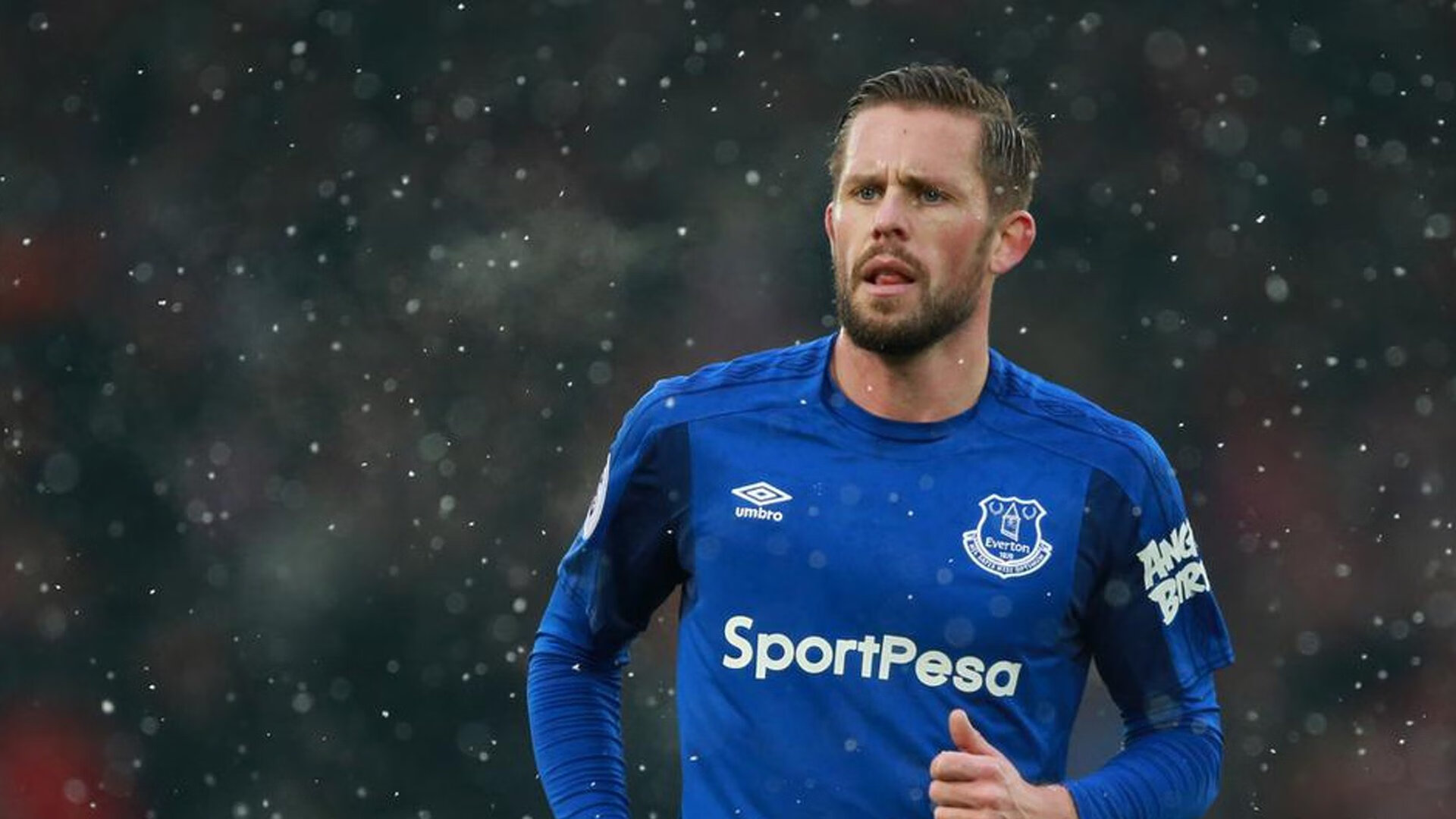 活动周边：运动员签名照与台球器材热销，运动员个性签名