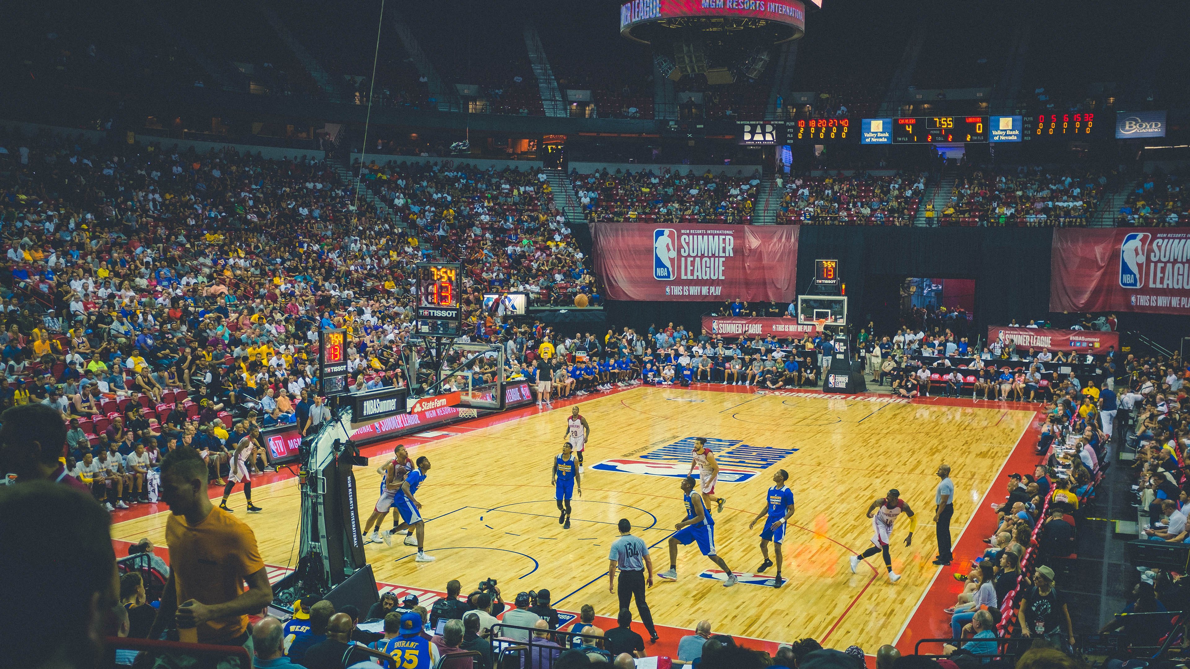 “宽板滑水:东三叉湖赛场展现速度与技术的完美结合”